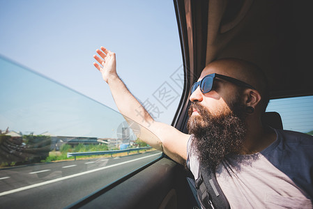 在意大利加尔达高速公路上用手从车窗伸出的胡子人图片