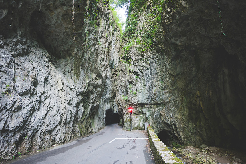 意大利加尔达岩石山隧道图片