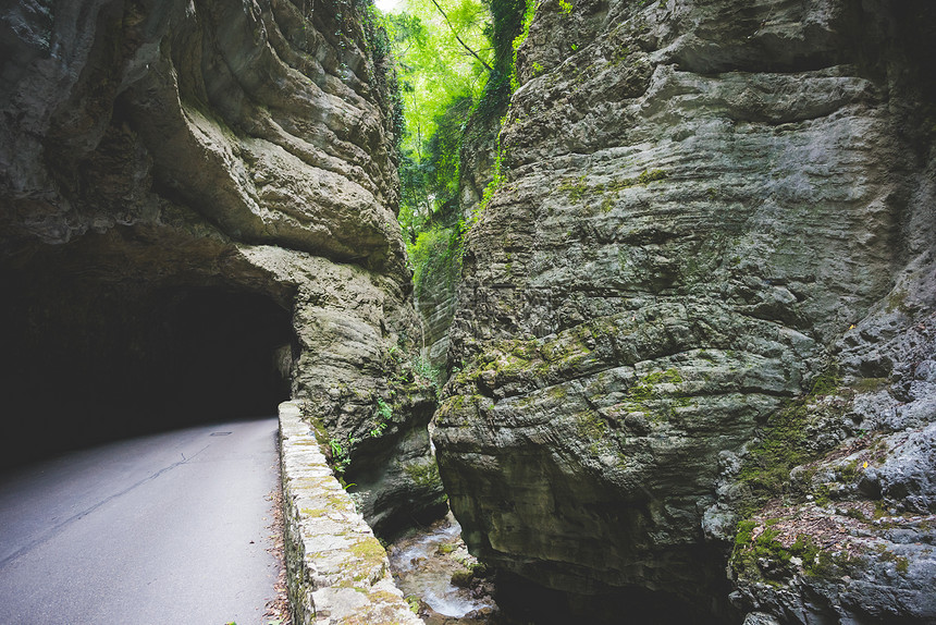 意大利加尔达岩石山隧道图片