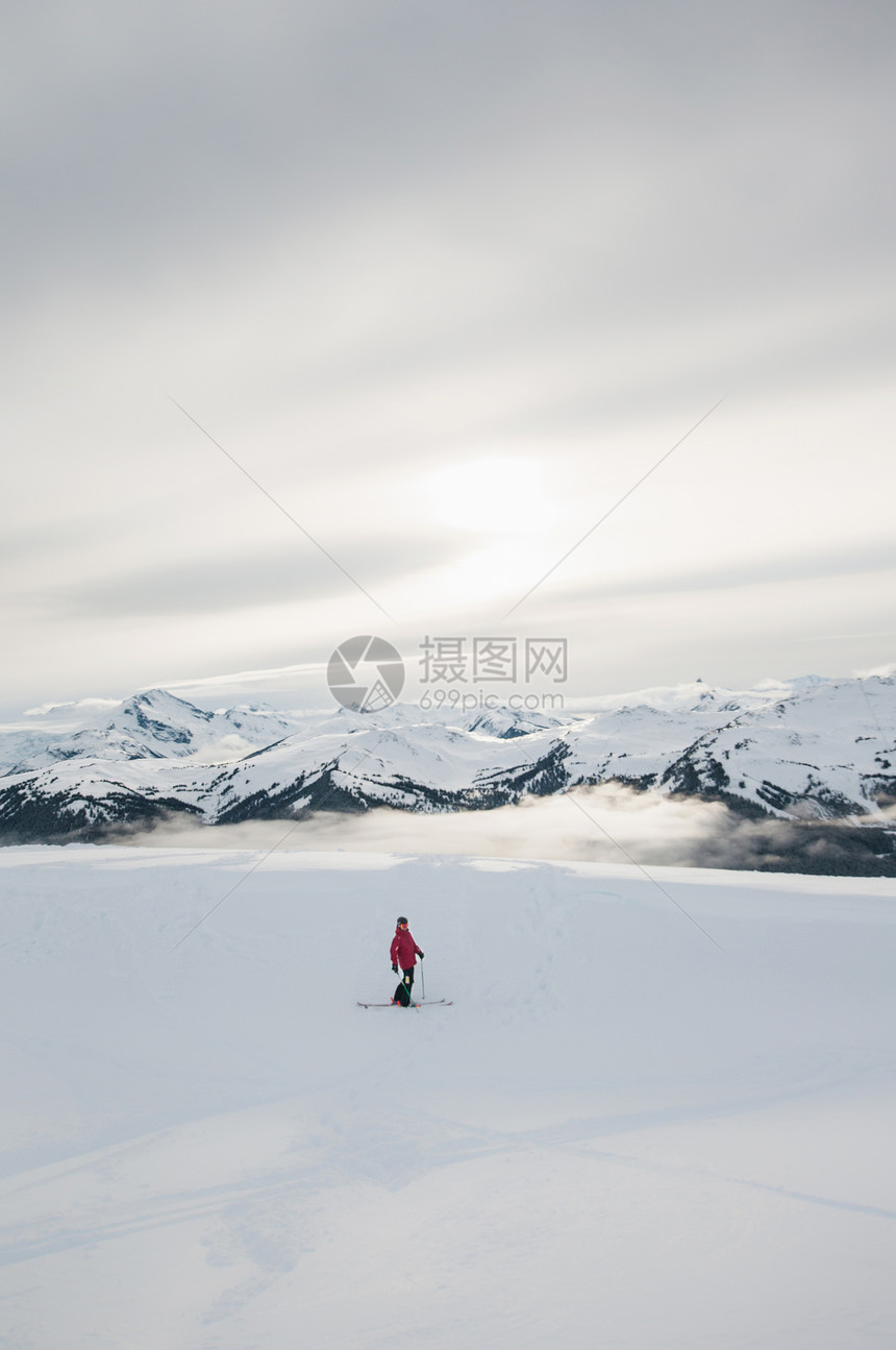 加拿大不列颠哥伦比亚省WhistlerBlackcomb黑牙前滑雪者侧视图图片