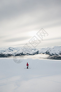惠斯勒黑梳山山脉滑雪服高清图片