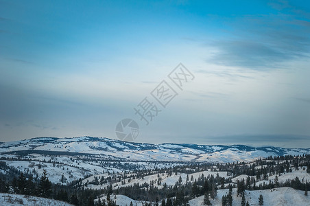 高角观察雪盖峰山脉和常青树高角加拿大不列颠哥伦比亚Merrit图片