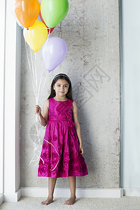 持有气球的年轻女孩肖像背景图片
