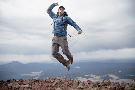 年轻人在美国俄勒冈州本德南修女火山高峰会欢欣鼓舞图片
