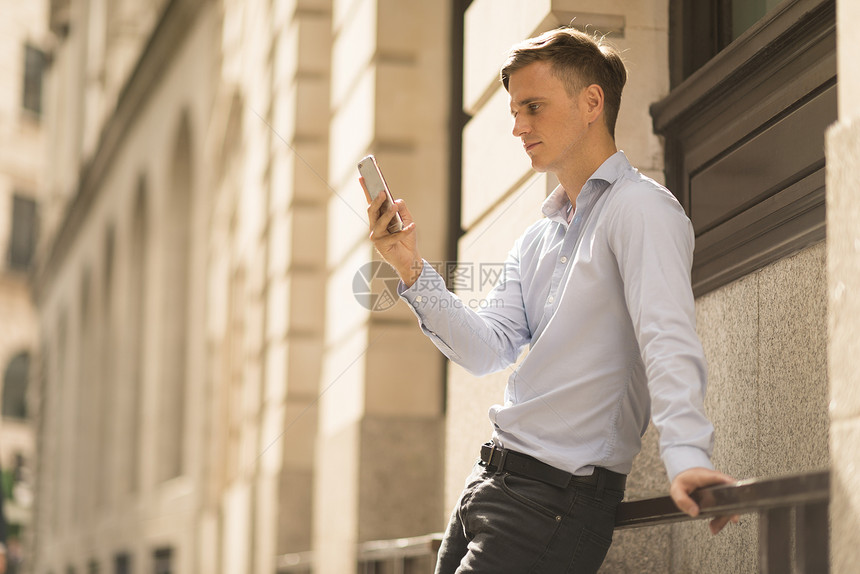 男子使用电话联合王国伦敦图片