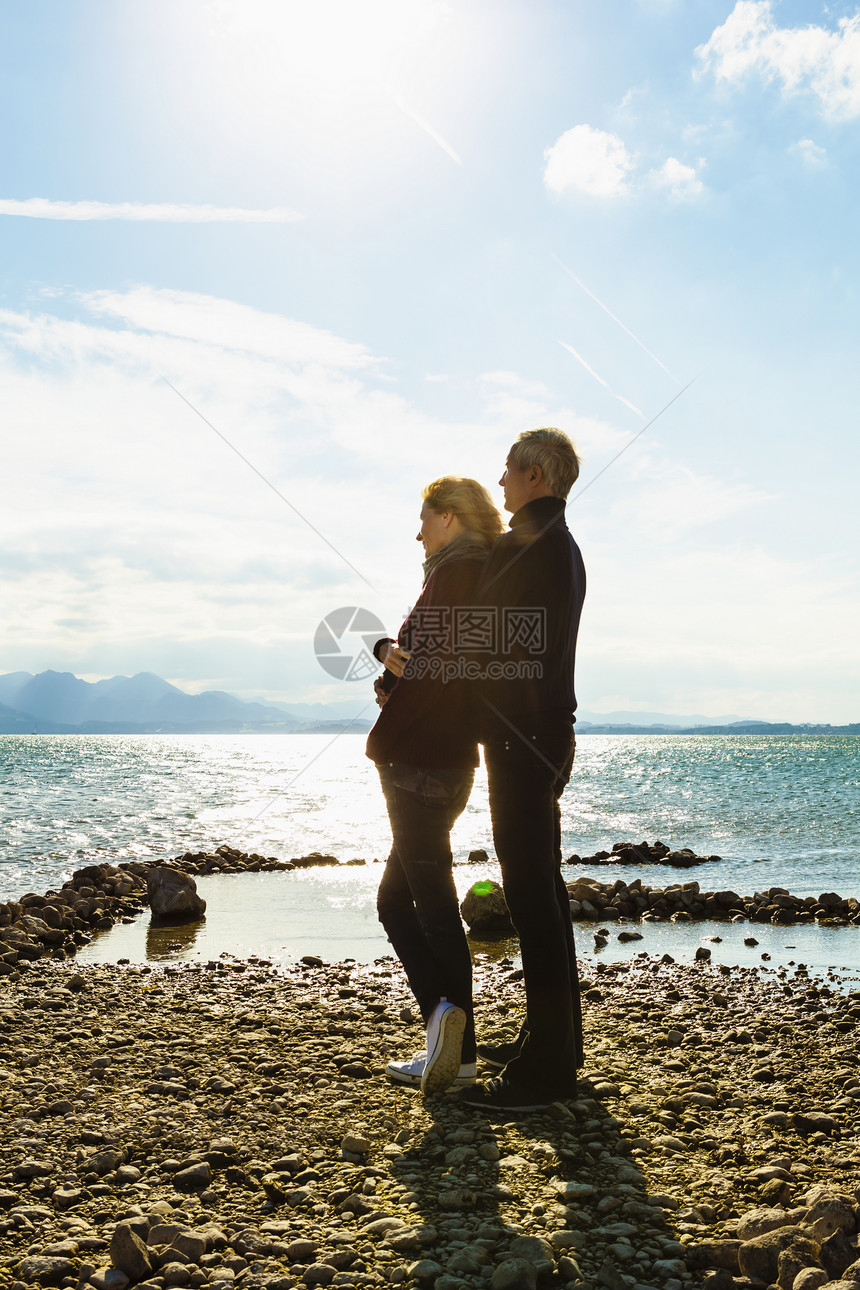 站在湖边的一对中老年夫妇拥抱看风景图片