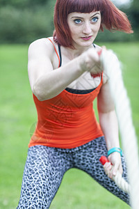 女青年在野外锻炼训练图片