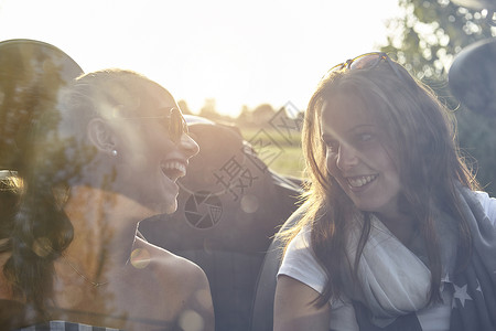 女性朋友在汽车上聊天大笑图片
