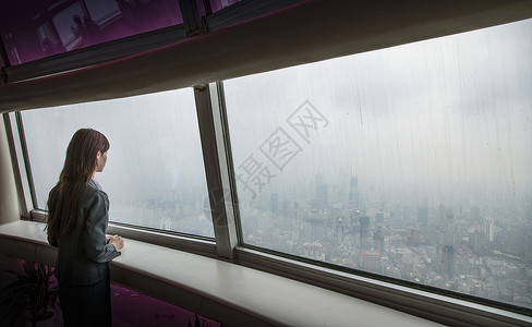 在上海市风景的摩天大楼办公室的上午女性图片