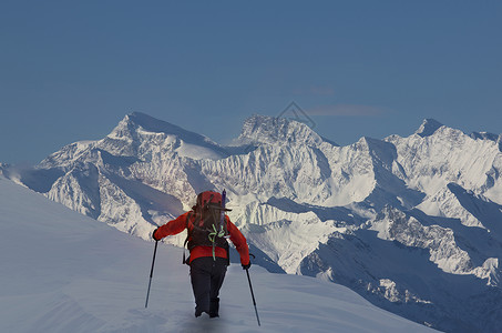 阿尔卑斯山攀岩者在厚厚的积雪中向上移动图片