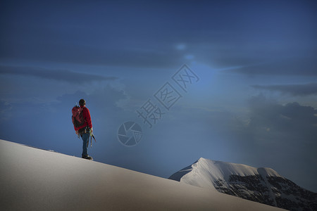 登山者站在山脊上望风背景图片