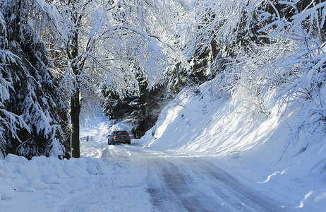 蒙特罗莎大雪覆盖公路上行驶的汽车背景