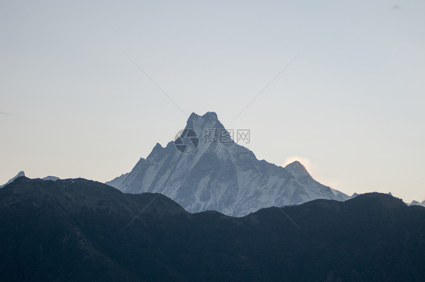 山顶雪盖峰与黑暗脉对抗尼泊尔图片