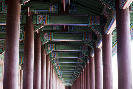 支柱和塔的上限低角度视韩国首尔图片
