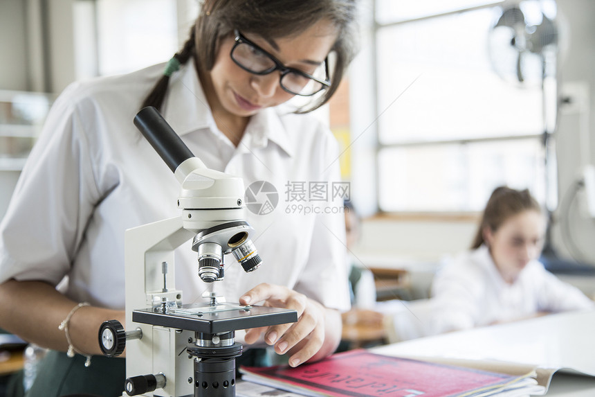 在实验室使用显微镜的学生图片