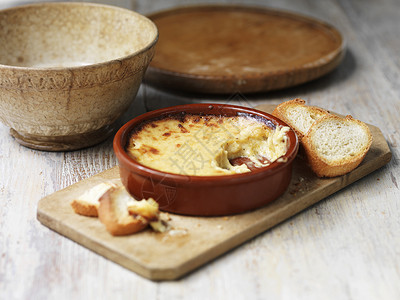 在木制砧板上烤一碗威尔士稀饭和烤面包图片