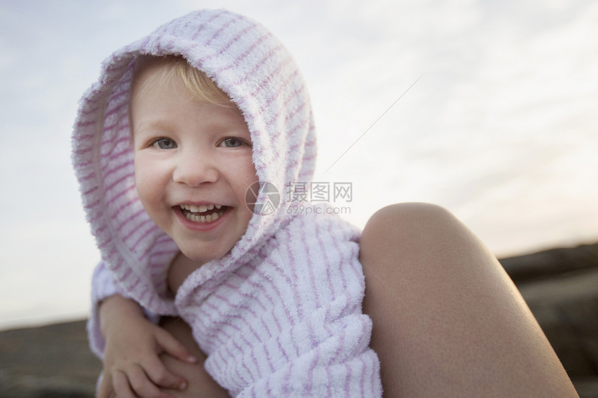 海滩上的小女孩形象图片