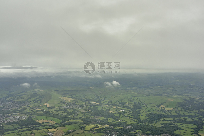 英国低云和遥远绿地的空中景象图片