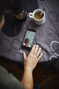 妇女使用智能手机进行视频通话图片