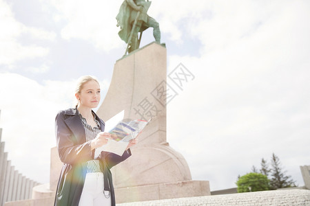 在冰岛雷克雅未雕像旁边看的少女图片