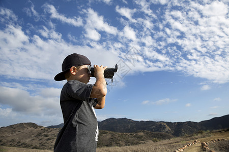 美国加利福尼亚州千橡树市望远镜的男孩图片