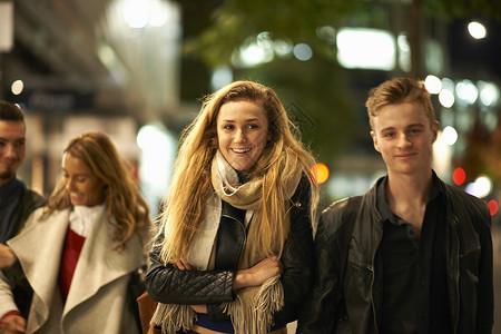 夜晚街头的年轻情侣图片