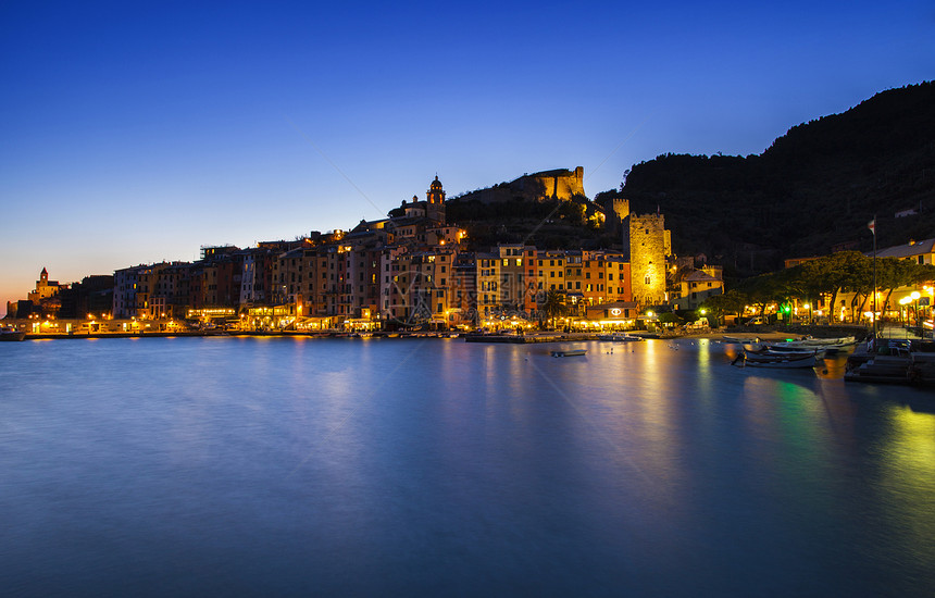 意大利沿海城镇夜景图片