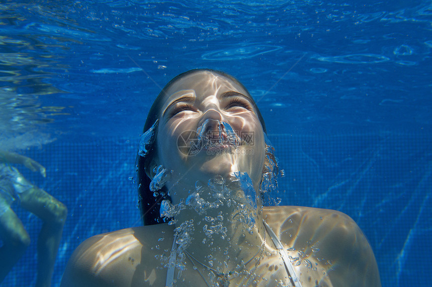 游泳池水下的女孩图片