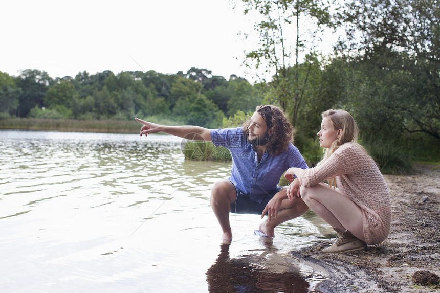 年轻夫妇在湖边放松图片