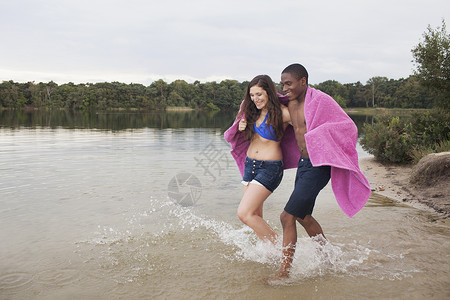 年轻夫妇走近湖里玩水图片