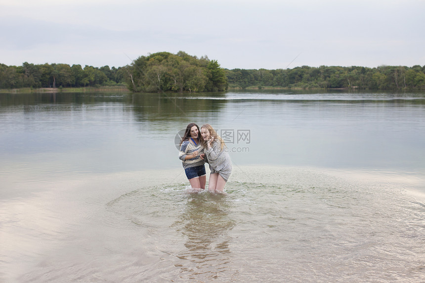 在湖中玩耍的两位女子图片