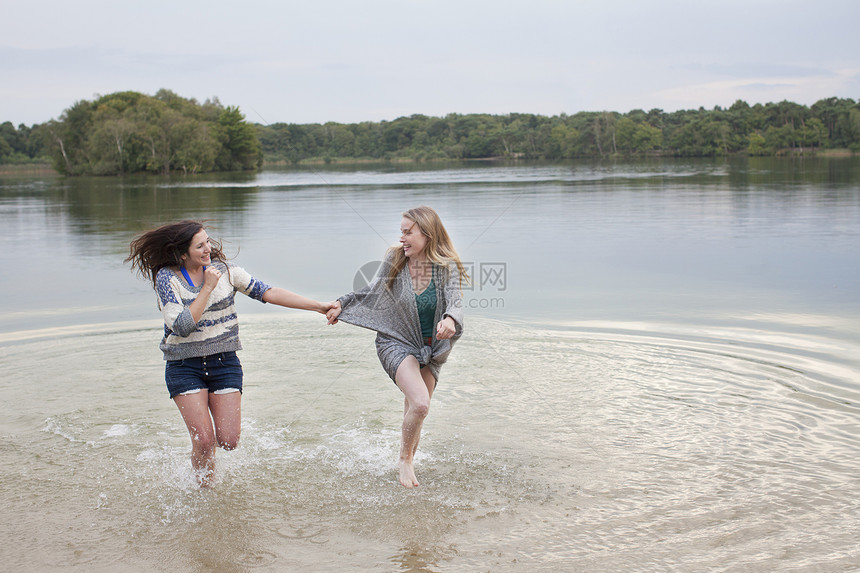 在湖中玩耍的年轻妇女图片
