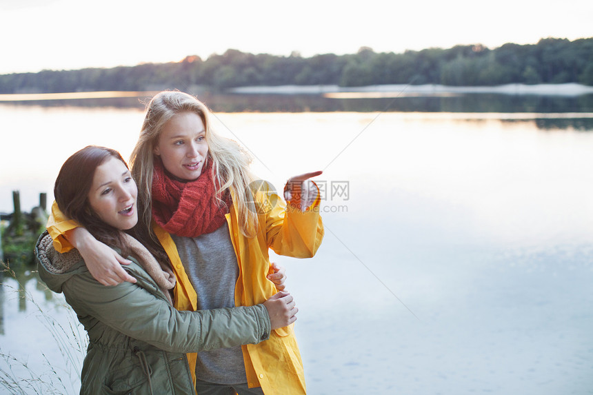 年轻妇女在湖边享受风景图片