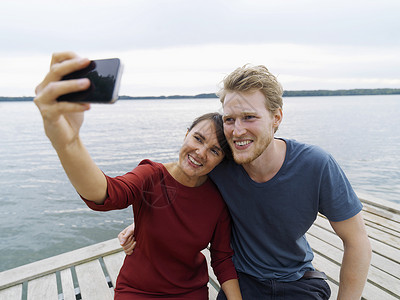 在丹麦哥本哈根用智能手机微笑自拍图片