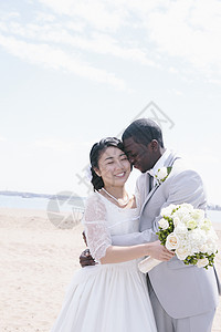 新郎在沙滩上抱着新娘图片