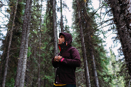 加拿大阿尔伯塔省班夫公园冰碛湖穿着森林防水外套的中年男子图片