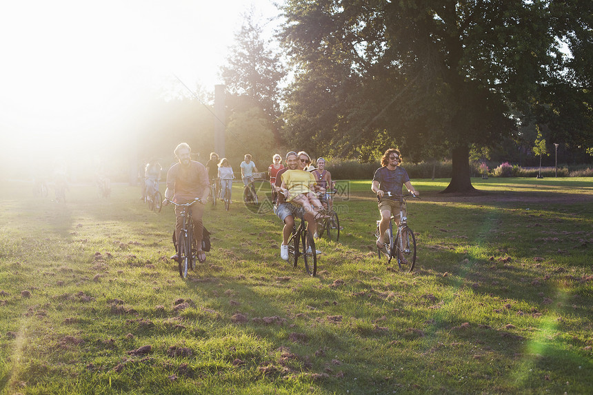 成年朋友聚众骑自行车到日落公园派对图片