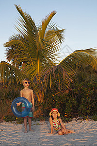 海滩上女孩和男孩的肖像背景图片