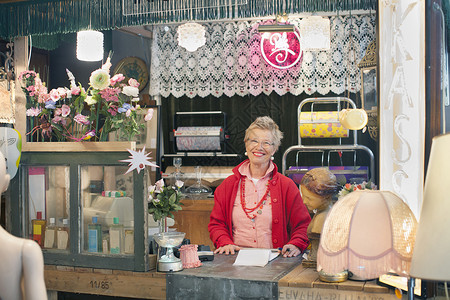 古董店柜台后面的成年妇女肖像图片