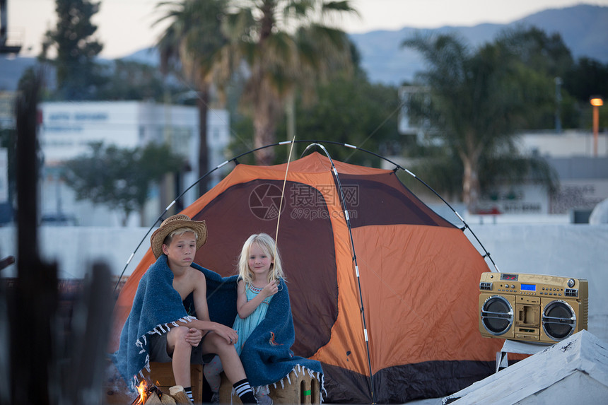 一家人在户外的帐篷里图片