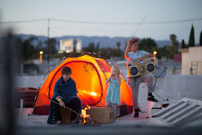 一家人在帐篷外烤火图片