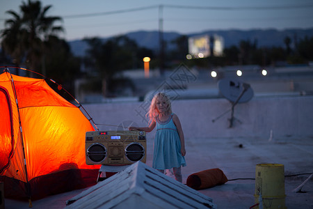 户外帐篷外的小女孩图片