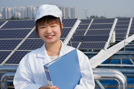 德州太阳谷能电池板组装厂屋顶上的女工图片