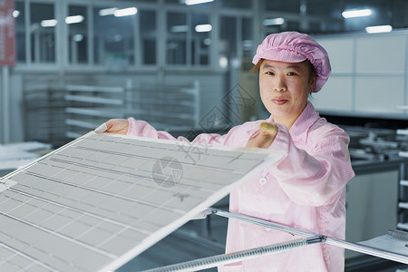 德州太阳谷能电池板组装厂女工背景