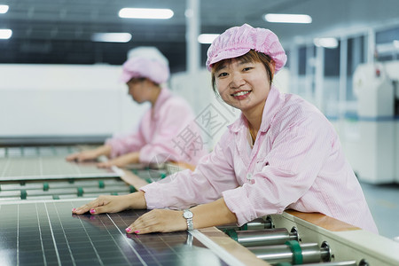 德州太阳谷能电池板组装厂女工高清图片
