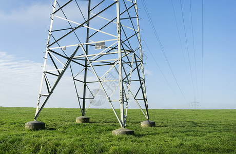 绿地上空的电塔和线图片