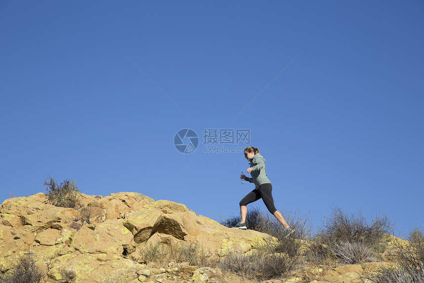 女跑在崎岖的山丘上图片