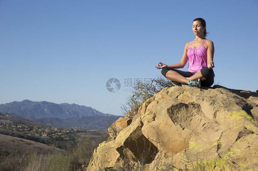 在美国加利福尼亚州千橡树山上练瑜伽莲花的成年女子图片
