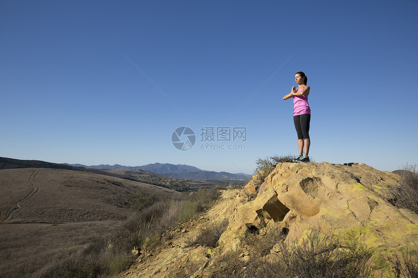 在美国加利福尼亚州千橡树山顶上做瑜伽的妇女图片