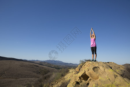 在美国加利福尼亚州千橡树山顶做瑜伽姿势的妇女图片